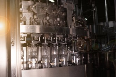 Üretim hattında su şişeleri. Küçük şişe maden suyu şişeleme