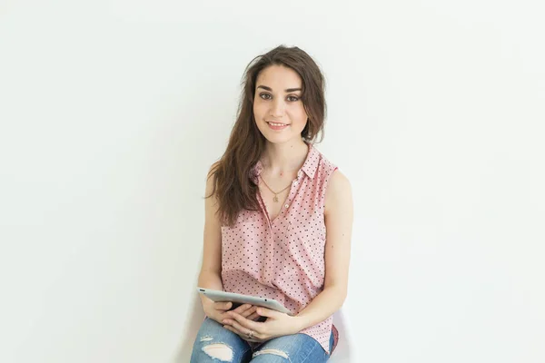 Business, tecnologia e concetto di persone - ritratto ravvicinato di una giovane donna che tiene un tablet su sfondo bianco con spazio per la copia — Foto Stock