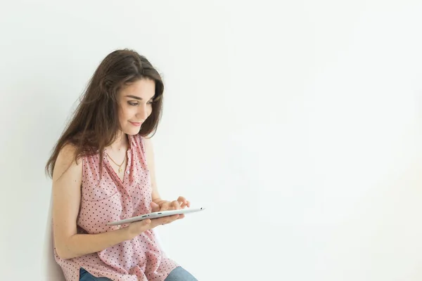 Tecnologie, emozioni, concetto di persone - giovane donna felice con tablet in mano sorridente su sfondo bianco con spazio di copia — Foto Stock