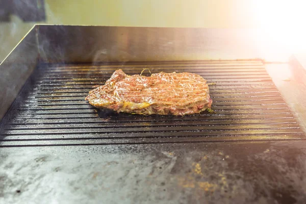 Mat och matlagning koncept - grillat kött. Saftig biff från nöt eller gris — Stockfoto