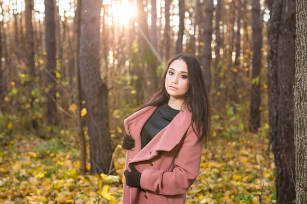 Nature, saison et concept de personnes - jeune femme souriante dans le parc d'automne — Photo