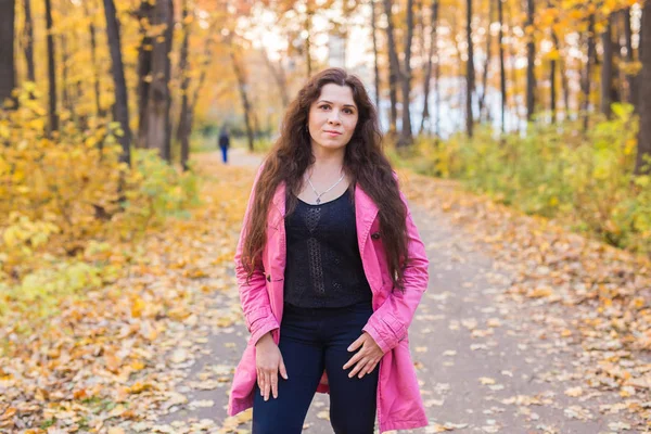 Natuur, seizoen en mensen concept - jonge vrouw die lacht in het najaar park — Stockfoto