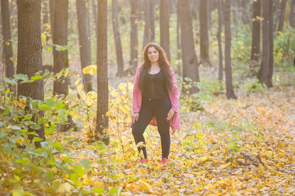 Jonge stijlvolle plus grootte vrouw wandelen in de herfst park — Stockfoto