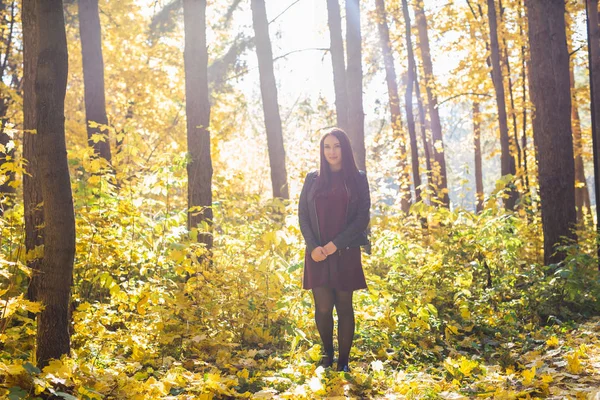 Jonge Stijlvolle Brunette Vrouw Wandelen Herfst Park — Stockfoto