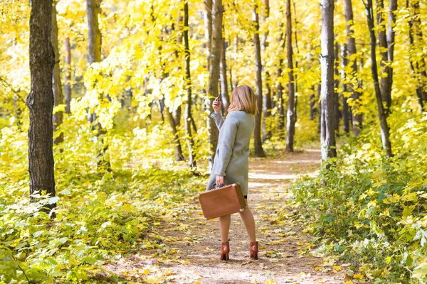 Sezon, technologia i ludzie koncepcja - piękną, młodą kobietę w jesień natura biorąc selfie z smartphone — Zdjęcie stockowe