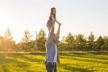 Babalık, Aile ve çocuk kavramı - baba ve eğleniyor ve doğada oynayan kız.