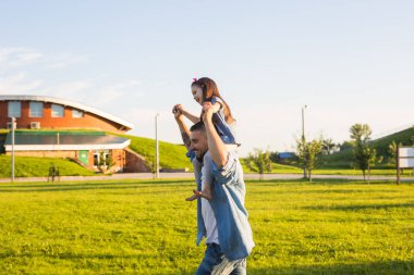 Babalık, Aile ve çocuk kavramı - baba ve eğleniyor ve doğada oynayan kız.