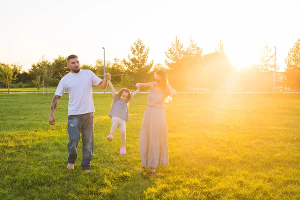 Trevlig familj promenader i parken och ha kul tillsammans — Stockfoto