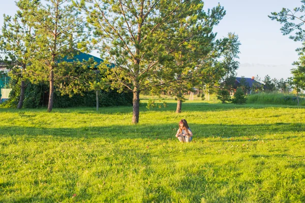 Pequena menina feliz se divertindo em um parque de verão . — Fotografia de Stock