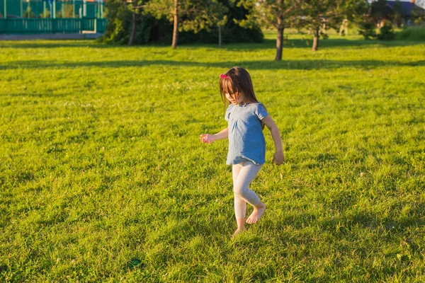 Petite fille heureuse s'amusant dans un parc d'été . — Photo