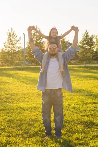 Babalık, Aile ve çocuk kavramı - baba ve eğleniyor ve doğada oynayan kız. — Stok fotoğraf