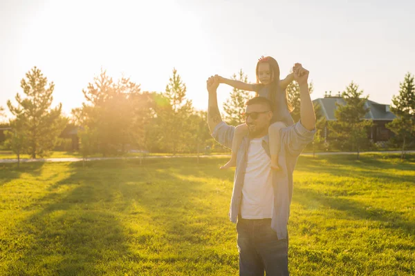 Concept de paternité, famille et enfants - Père et fille s'amusent et jouent dans la nature . — Photo