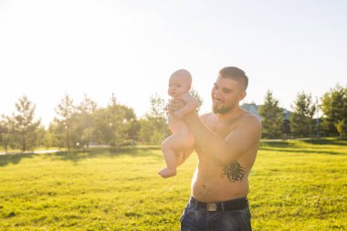 Mutlu baba bebek evlat doğa üzerinde tutarak. Mutlu aile, babalar günü ve çocuk kavramı.