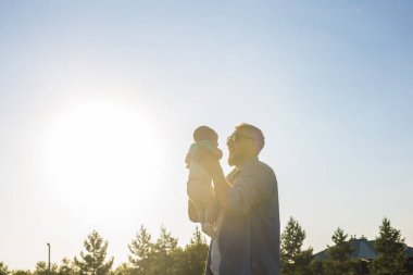 Mutlu baba bebek evlat doğa üzerinde tutarak. Mutlu aile, babalar günü ve çocuk kavramı.