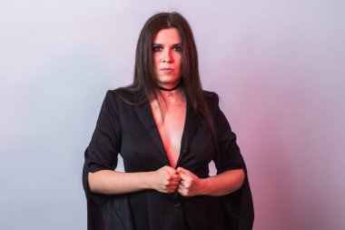 Gotik genç kadın cadı halloween kılık.