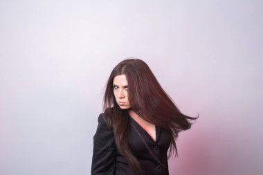 Kadın cadı olarak. Beyaz arka plan üzerinde Halloween ve karnaval kavramı