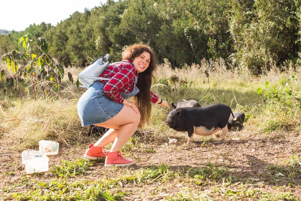 快乐的年轻女子玩与小野猪在自然. — 图库照片