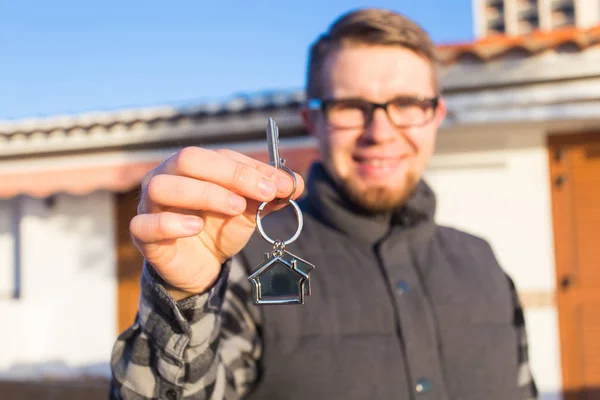 Young happy man showing a house key — Stock Photo, Image