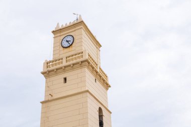 Gökyüzünde eski bej Saat Kulesi