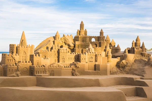 Cidade de fantasia feita de areia contra um céu azul — Fotografia de Stock