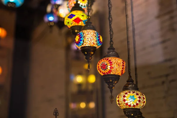 Яркие турецкие мозаичные лампы традиционного восточного света — стоковое фото