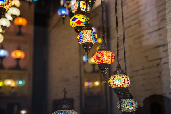 Яркие турецкие мозаичные лампы традиционного восточного света — стоковое фото