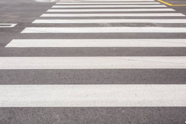 Yol işaretleme yaya geçiş yakın çekim. Asfalt üzerinde yaya geçidi