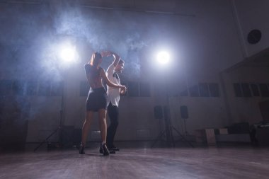 Genç çift dans sosyal danse kizomba veya bachata seviyorum.