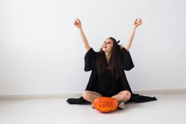 Cadılar Bayramı ve tatil kavramı - cadı kadın Jack Olantern kabak kopya alanı ile ışık arka plan ile