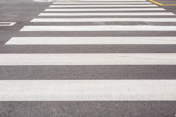 Yol işaretleme yaya geçiş yakın çekim. Asfalt üzerinde yaya geçidi