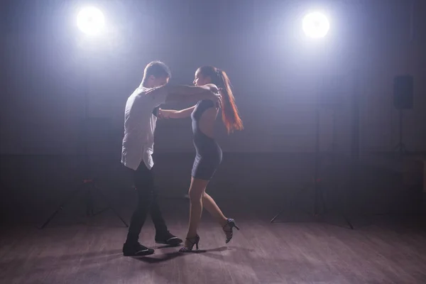 Casal Jovem Dançando Danse Social Kizomba Bachata Semba Taraxia Fundo — Fotografia de Stock