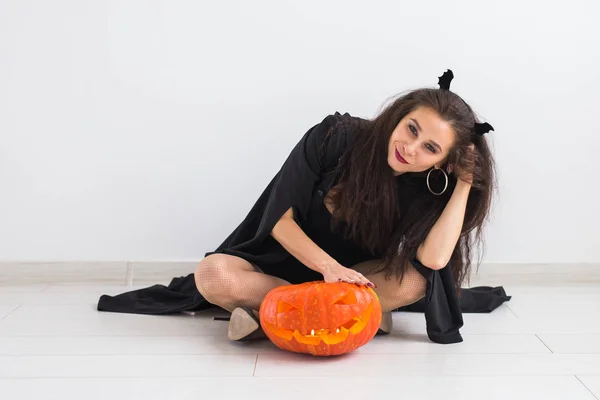 Halloween concept - Happy witch with pumpkin Jack-o-lantern — Stock Photo, Image