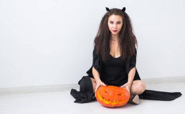 Cadılar Bayramı kavramı - kopya alanı ile ışık arka plan Jack-o-fener kabak ile mutlu cadı