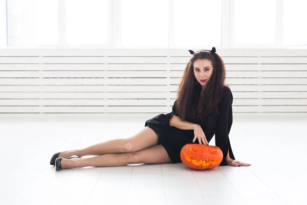 Halloween concept - Happy heks met pompoen Jack-o-lantaarn — Stockfoto