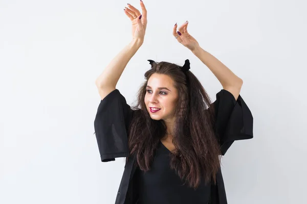 Mutlu Gotik genç kadın cadı halloween kılık beyaz Oda arka plan üzerinde gülümseyen — Stok fotoğraf