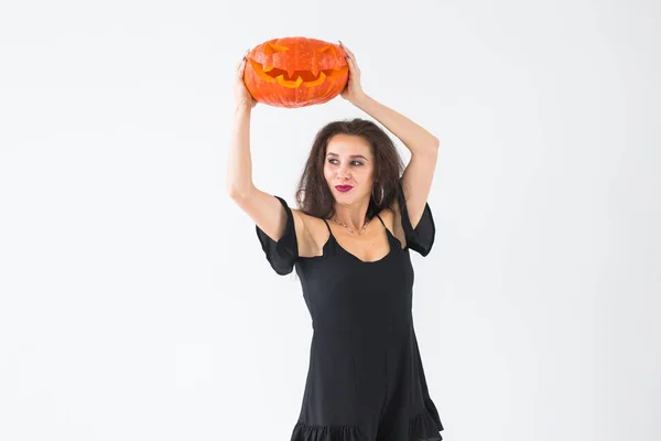 Concept Halloween - Joyeux sorcier avec citrouille Jack-o-lanterne — Photo