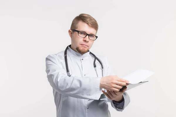 의사가 청진 기, 흰색 바탕에 문서 폴더를 들고 — 스톡 사진