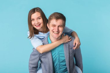 Studio komik genç çift mavi arka plan ile ateş.