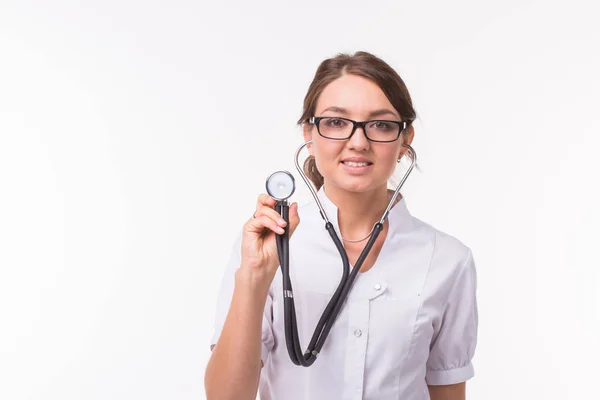 Sorrindo médico mulher com fonendoscópio sobre fundo branco com espaço de cópia — Fotografia de Stock