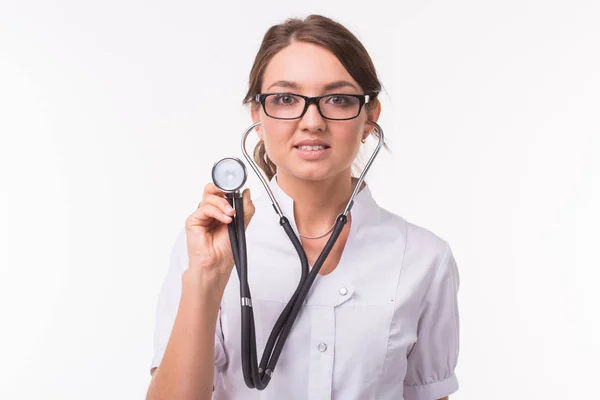 흰색 배경 위에 phonendoscope와 웃는 의사 여자 — 스톡 사진