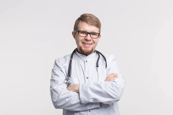 Bonito médico branco homens em óculos e vestido médico branco — Fotografia de Stock