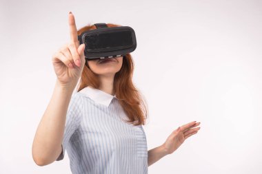 Beyaz arka plan üzerinde sanal gerçeklik dokunmatik ekran tuşuna basarak kadın noktası. VR kulaklık gözlük aygıt kavramı