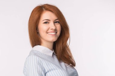 Güzel genç redhead gülümseyen kadın beyaz arka plan üzerinde