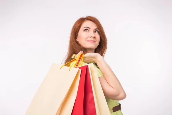 Verkoop-, consumenten- en mensen concept - stijl roodharige vrouw met shopping tassen — Stockfoto