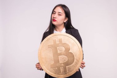 Kripto para birimi, web para ve blockchain kavramı - kırmızı dudaklar ile ciddi Asyalı kadın ve büyük bir bitcoin