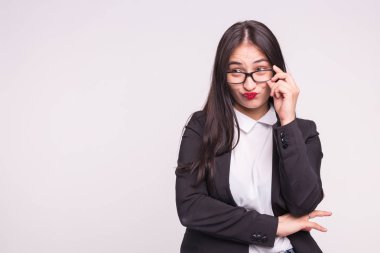 Beyaz arka plan kopya alanı ile gözlüklerle şüpheci Asyalı esmer kadın