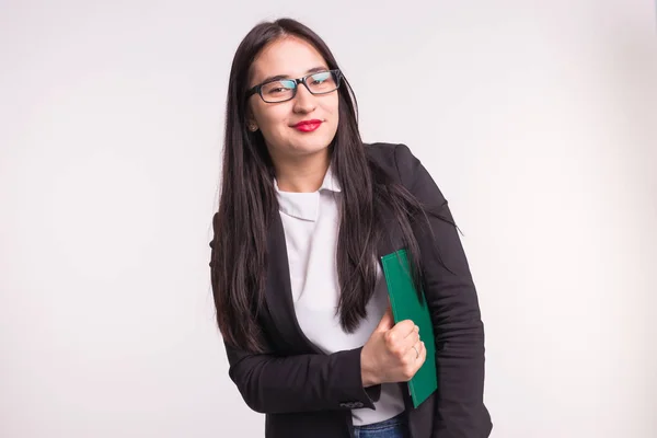 Azjatki, młoda kobieta w okularach z folderu papieru na białym tle — Zdjęcie stockowe