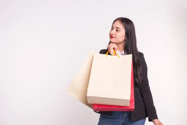 Jovem mulher feliz asiática com sacos de compras no fundo branco com espaço de cópia — Fotografia de Stock