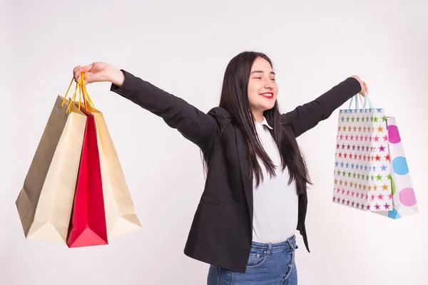 Compras, emociones, concepto de personas - joven mujer asiática feliz con bolsas de papel de colores después de ir de compras — Foto de Stock
