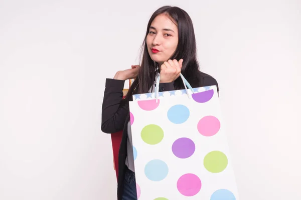 Compras, venta, concepto de personas - Mujer morena feliz con ropa formal con bolsas de compras sobre fondo blanco — Foto de Stock